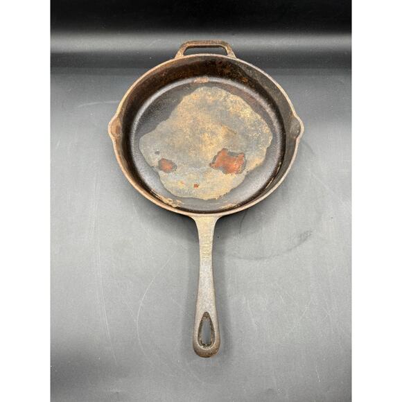 Vintage Unmarked Cast Iron Skillet - 10.5" - Picture 4 of 10